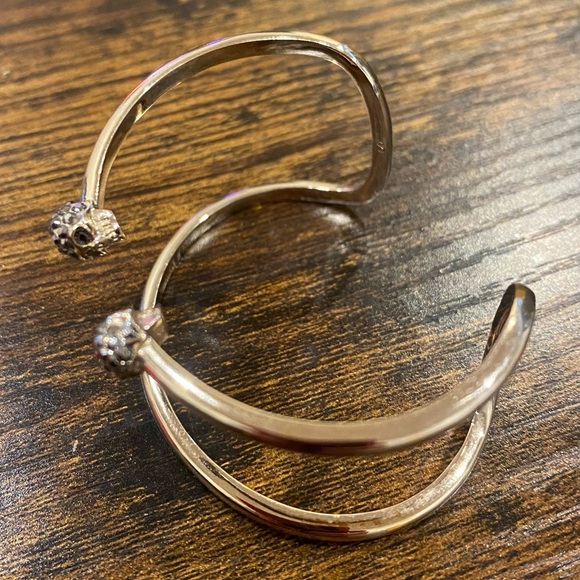 ALEXANDER MCQUEEN
Gold Skull Bracelet
Worn twice - Picture 3 of 6